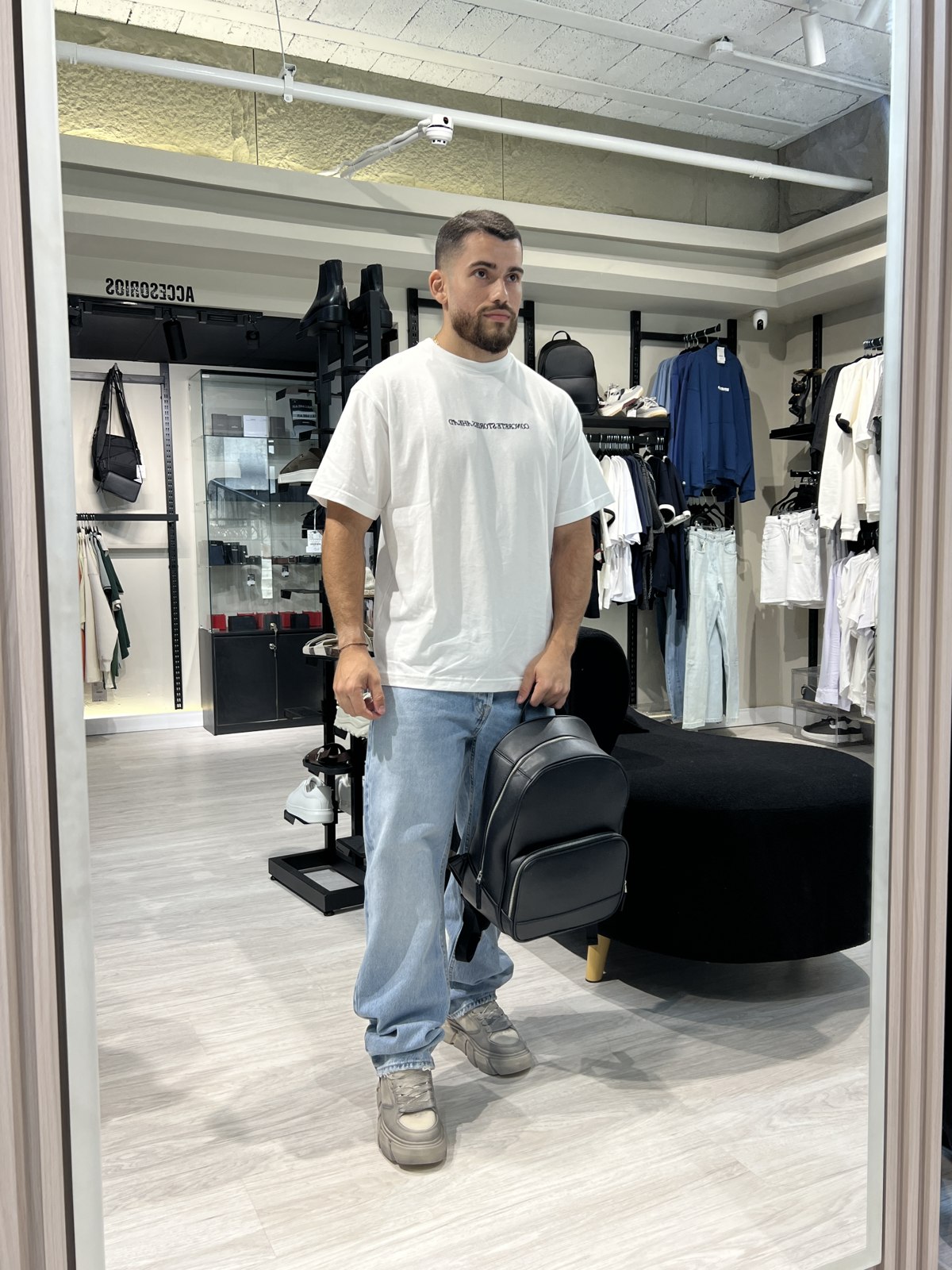 Look Chevalier — camiseta ribbed y jeans
